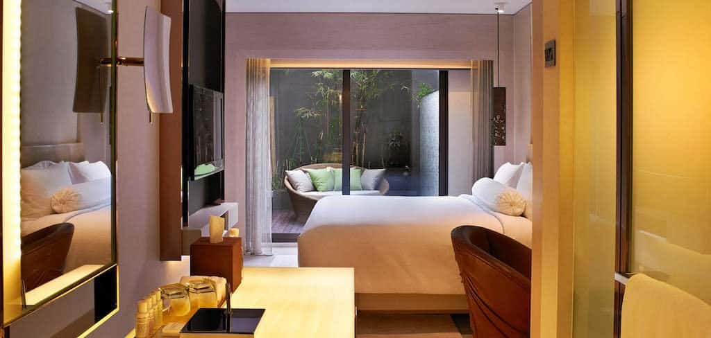 AN insider view oa bedroom In Naumi Hotel in Singapur